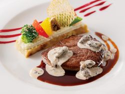 国産牛フィレ肉のポワレ じゃがいもと野菜のガトー仕立てトリュフの香り マデラ酒のソースとモリーユ茸のア・ラ・クレーム