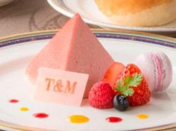 苺のムースのピラミッド ブルーベリーマカロンを添えて