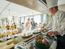 【POINT1】音や香りとともにオープンキッチンから届く出来立て料理