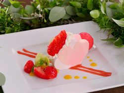 ベリーのムース ハートのホワイトチョコ飾り