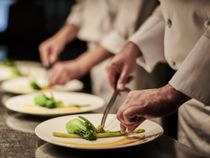 ミシュラン二つ星のレストランで腕を磨いたシェフが織りなす美食の数々。