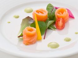 自家製スモークサーモンのサラダ仕立て バジルサワークリームソース