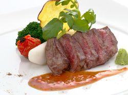 黒毛和牛サーロインのロースト 山椒香る和風ソース わさび添え