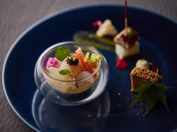 《前菜》~ちはやぶる~ ボタン海老、ズワイ蟹、真鯛のコンポーゼ 鰻と長芋のピンチョス
国産鶏の松風焼き