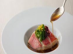 《魚料理》~花かおる~ 金目鯛のヴァプール 九条葱と柚子のコンディメント 琥珀色のコンソメを注いで