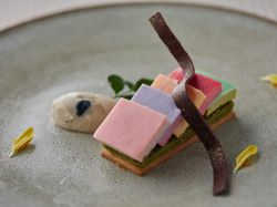 《デザート》~十二単~ 抹茶、木いちご、杏、小豆、苺 5色のムースに黒豆きな粉アイスを添えて