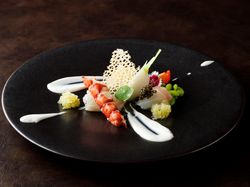 オマール海老・キャビア・真鯛のマリネ 香草のラビ後っととフロマージュブラン