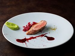 合鴨のロティ― 赤玉葱のチャツネとグリーンピースのピューレ カシスの苦力とパッションペッパーの香りを添えて