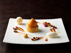 洋ナシとキャラメルのアンサンブル バニラアイスクリームを添えて