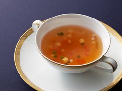 Consommé double aux légumes et royale