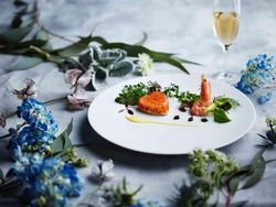 御祝の一皿／小さな野菜とスモークサーモンのムース キャヴィアと小海老を添えてハーブサラダと島育ちのオリーブオイルの香りと共に
