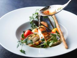 御魚料理/まろやかでバランスの取れた白竜水を使った 瀬戸内海産真鯛、大野あさり、ムール貝のアクアパッツア 呉音戸のちりめん入り香ばしいグリッシーニを添えて