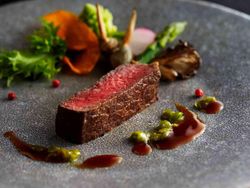 御肉料理／ロティしたやわらかい国産牛と 吉和女鹿平きの子のアンサンブル 山葵入り和風グレイビーソースで
