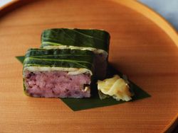 御食事／東広島の美味なお米を広島菜漬けで巻く、炙り穴子の黒米押し寿司