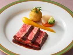 国産牛ロースの赤ワイン風味 グランブヌールソース 頬肉の煮込みとポテトのクロメスキ