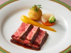 国産牛ロースの赤ワイン風味 グランブヌールソース 頬肉の煮込みとポテトのクロメスキ