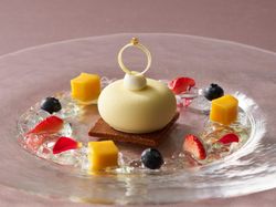 赤いフルーツを詰めたホワイトチョコレートのリングピロー仕立て ミントゼリー
