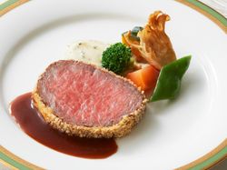 【週末試食会メニュー】和牛ロースの白胡麻風味 月桂樹の香るグレービーソース トリュフ入りポム ムースリーヌと温野菜
(国賓などの世界のVIPへのおもてなしでも愛された一品)