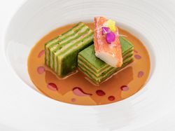 ほうれん草パスタと蟹のミルフイユ オマール海老のエッセンスソース