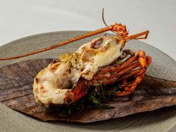 伊勢海老の雲丹味噌グラタン 朴葉の香りと共に