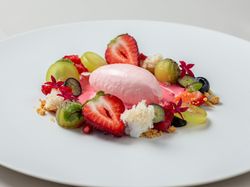 季節の果実とベリーのジュレ パルフェ・ローズ