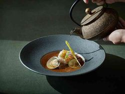 金目鯛の松笠焼き古都蕪のすり流し振り柚子