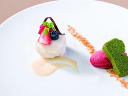 ほうじ茶ムースの大福仕立て 宇治抹茶のテリーヌと苺のソルベ