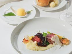 リブアイステーキ カリフラワーとクレソンのピューレと共に