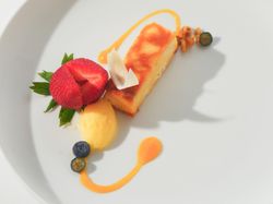 マンゴーパイナップルクラフティ レモンラベンダーカードと新鮮なベリーを添えて