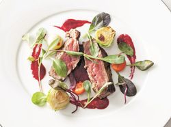 アンガスビーフ ローストレッドビーツソースと季節の野菜添え