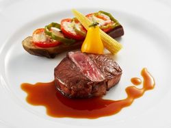 牛フィレ肉のステーキと彩り野菜 ソース・マデール