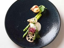 香ばしく仕上げた真鯛のペルシャード
(洋風) 魚介のブイヨン クレームドエピナ
(和風) 塩麴と魚介出し ビスクソース