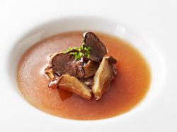 アワビ茸と牛頬肉の入ったコンソメスープ トリュフ風味