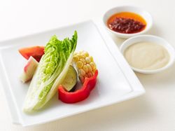 Jr.野菜ソムリエがお勧めする新鮮野菜の盛り合わせ バーニャカウダソースとドライトマトオイルで