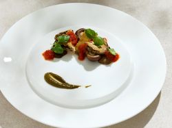 蝦夷鮑と県産茸 肝のバーニャカウダー トマトのアクセント