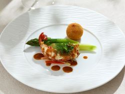 香ばしく焼き上げたロブスターと魚介のコロッケ アメリケーヌソース