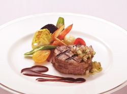 アンガスビーフフィレ肉のグリル 赤ワインソースとハーブソース