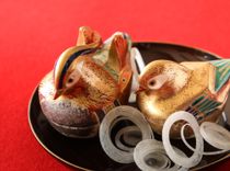 所蔵1万点の中から選ばれる季節それぞれの華やかな器の数々