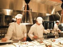 オープンキッチンから届ける【こだわり抜いたお料理】