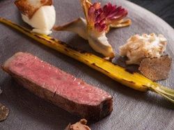 短塩を纏った国産牛ロースの低温ローストわさび香るピューレ添え