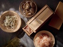 【世代を問わず楽しめる味付け】世界各国の調理法を用い、50種類以上の多彩な食材で美食を堪能。