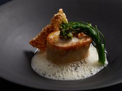 舌平目と魚介類のムースリーヌ 白ワインソース