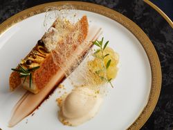 リンゴとキャラメルのムース ガトー仕立て