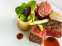 牛ロース肉のグリエ 野菜の香り豊かな赤ワインソース