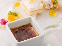 特製ほうじ茶のクレームブリュレ 季節のフルーツを使ったパルフェを添えて