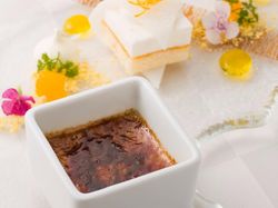 特製ほうじ茶のクレームブリュレ 季節のフルーツを使ったパルフェを添えて
