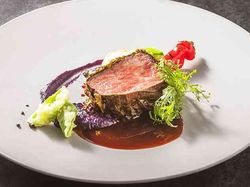 国産牛ロースのロティ おぼろ昆布のベール
濃厚なジュ・ド・ブッフソースと奈良漬けの和合