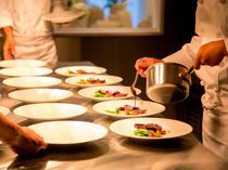 熱いものは熱いまま、冷たいものは冷たいまま、最適な温度とタイミングでゲストのもとにお届け