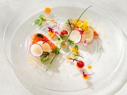 タスマニアサーモンのミ・キュイ帆立と唐墨 アグリュームのラヴィゴット イクラとキャビアを添えて