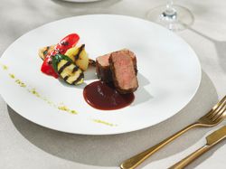 厳選黒毛和牛サーロインのロティ 季節のガルニチュール ソース・ヴァン・ルージュ